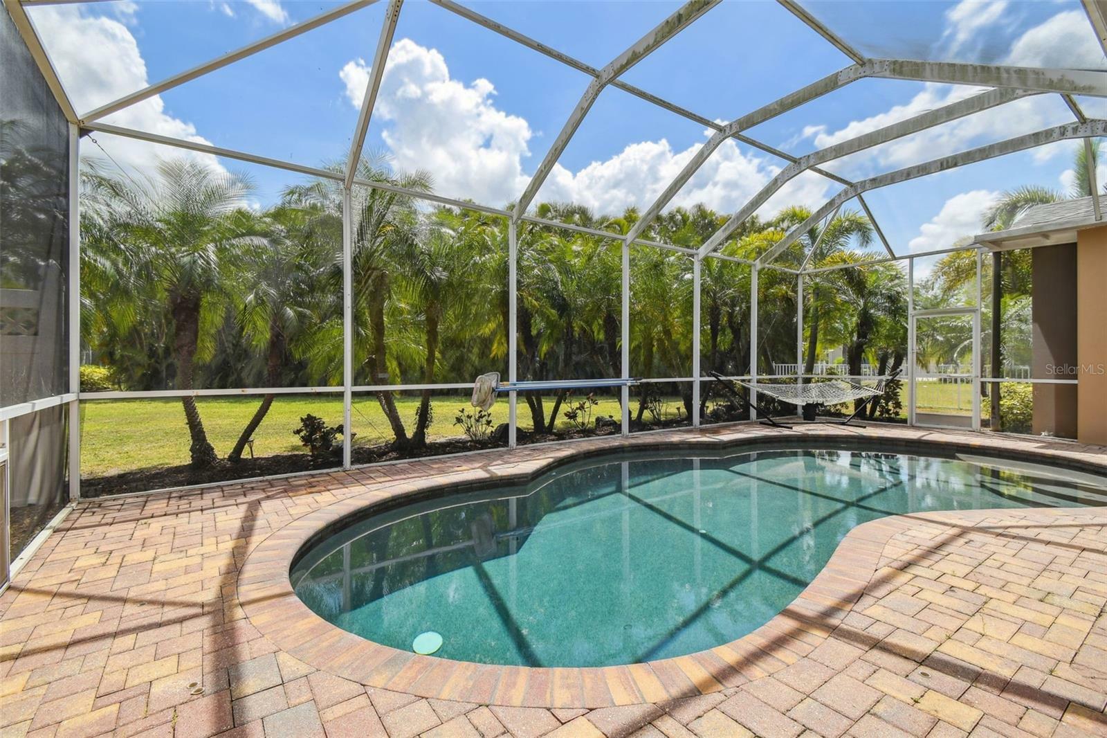Property Photo: 824 Islebay Drive FL 33572