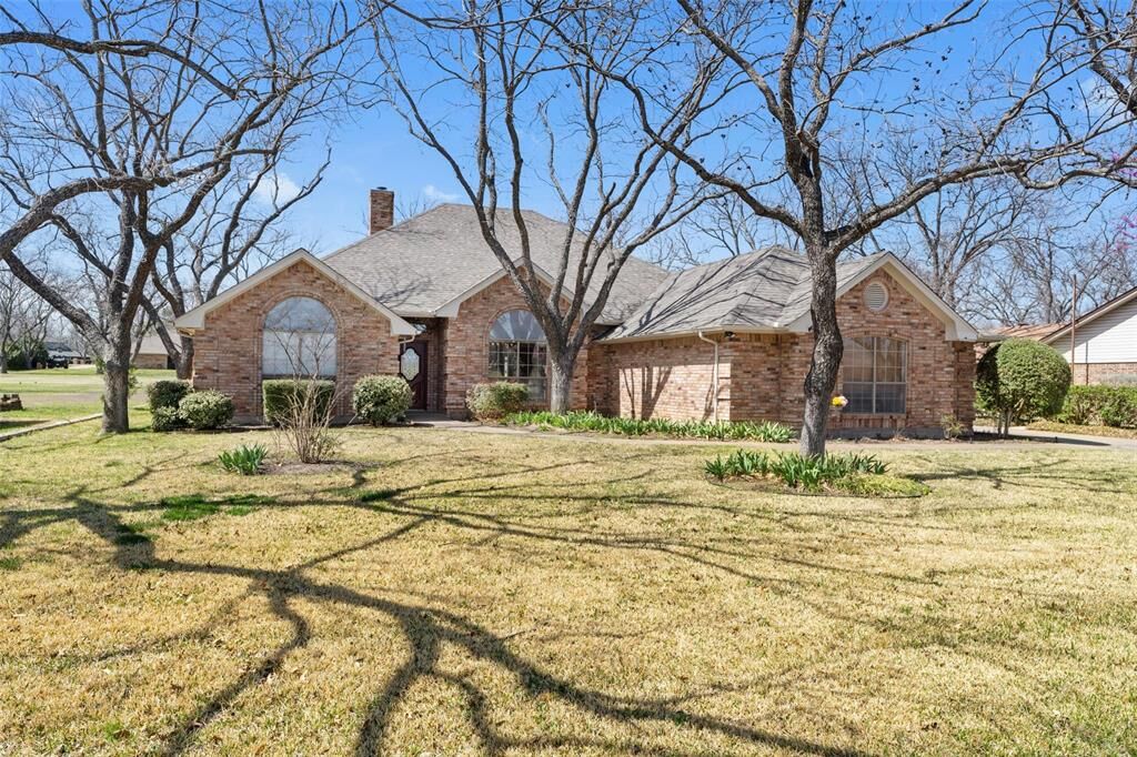 Property Photo: 8908 Woodlawn Drive TX 76049
