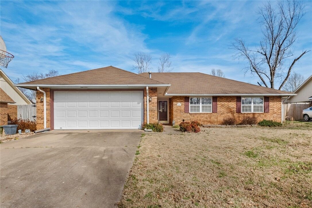 Property Photo:  1005 N Flamingo Road  AR 72756 