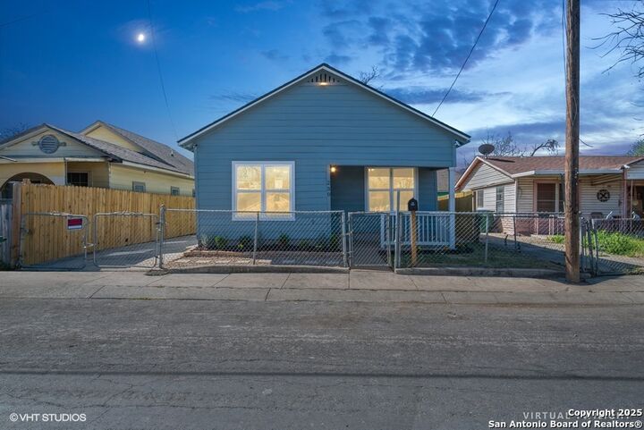 230 Micklejohn  San Antonio TX 78207 photo