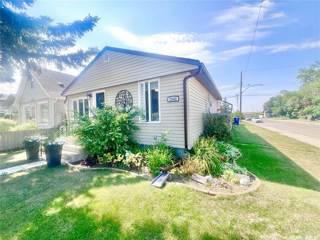 Property Photo:  2502 Kelvin Avenue  SK S7J 0T7 