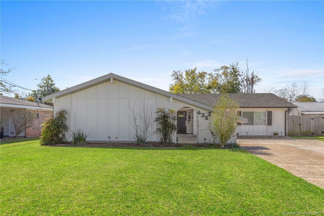 Property Photo: 425 Dewald Lane LA 70605