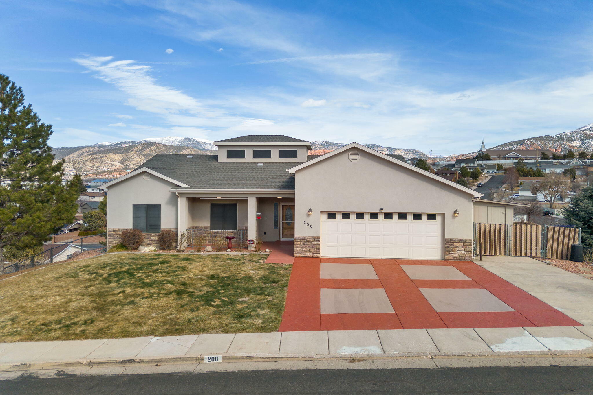 Property Photo: 208 N Guidelight Dr UT 84720