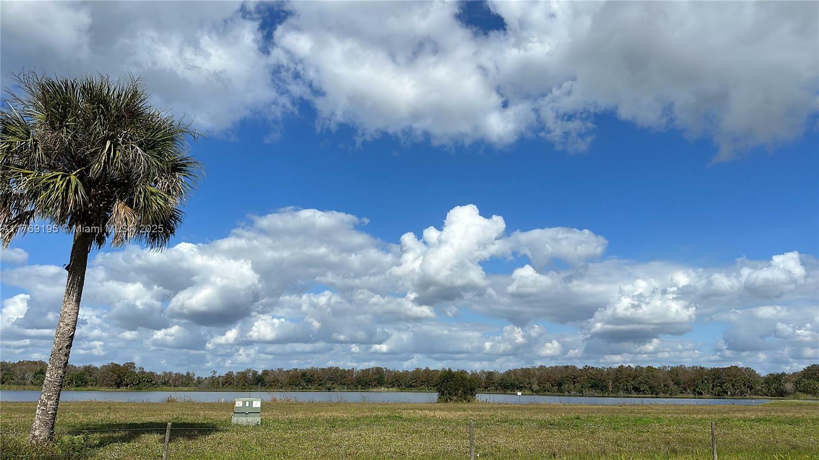 Property Photo: 515 W Shady Hollow Blvd FL 34120