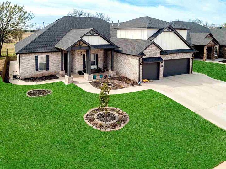 Property Photo:  2505 E Will Rogers Drive  OK 74075 
