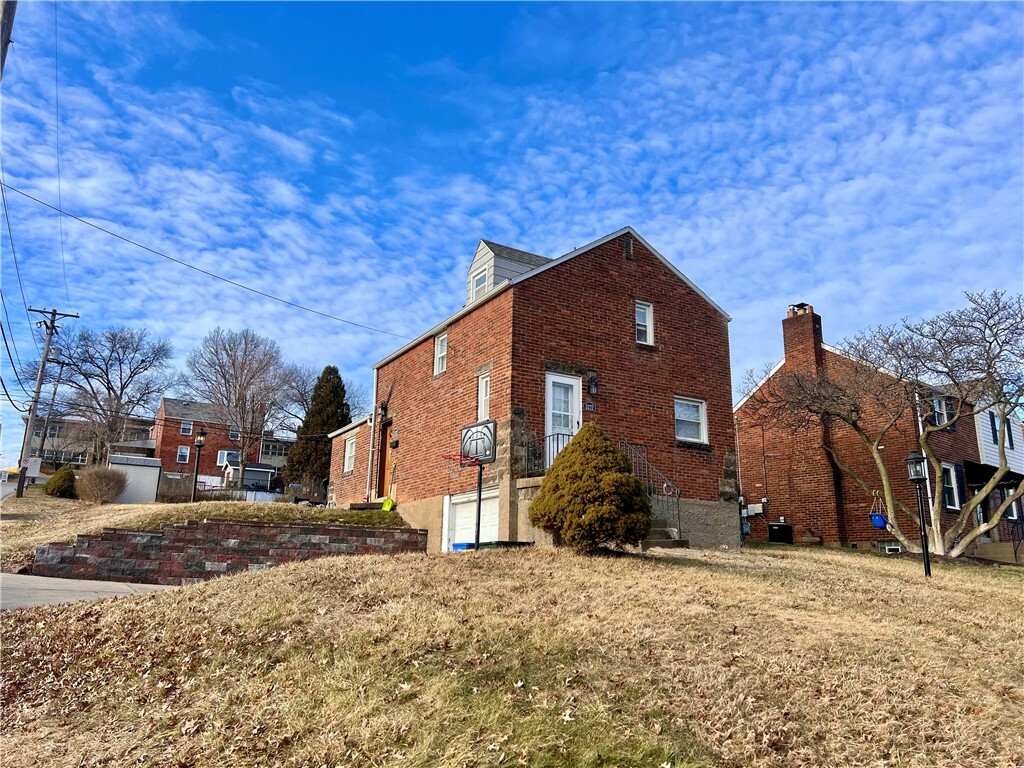 Property Photo: 5272 Fieldcrest Dr PA 15236
