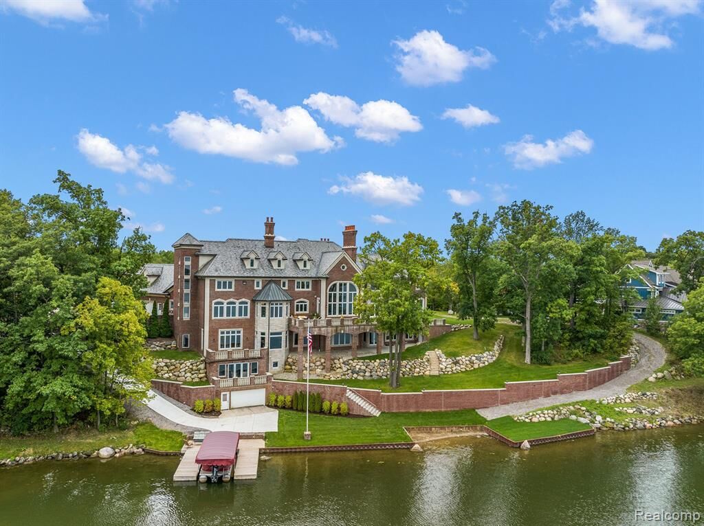 Property Photo:  10399 Lakeshore Drive  MI 48438 8705 