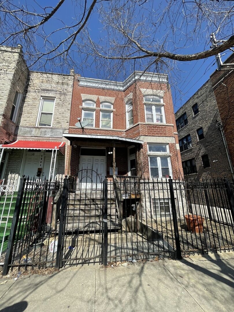 Property Photo: 2816 W Wilcox Street IL 60612