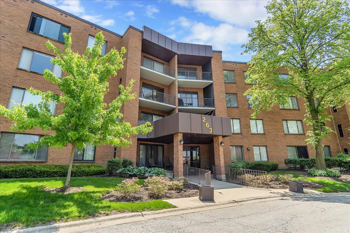 Property Photo:  263 S Clubhouse Drive 426  IL 60074 