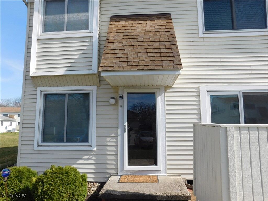 Property Photo: 5545 Ivy Court 6-D OH 44094