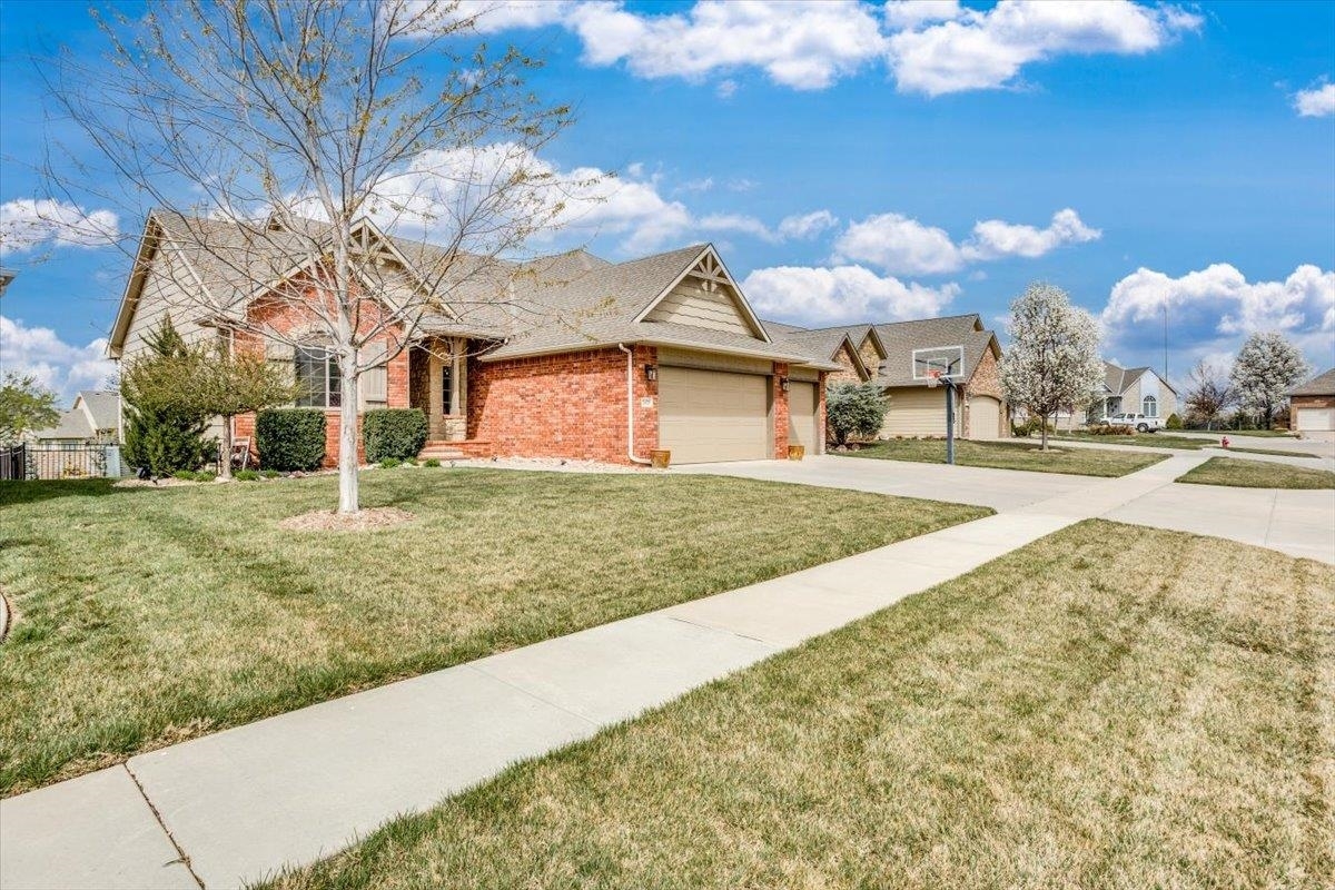 Property Photo: 2425 N Sawgrass Ct KS 67037