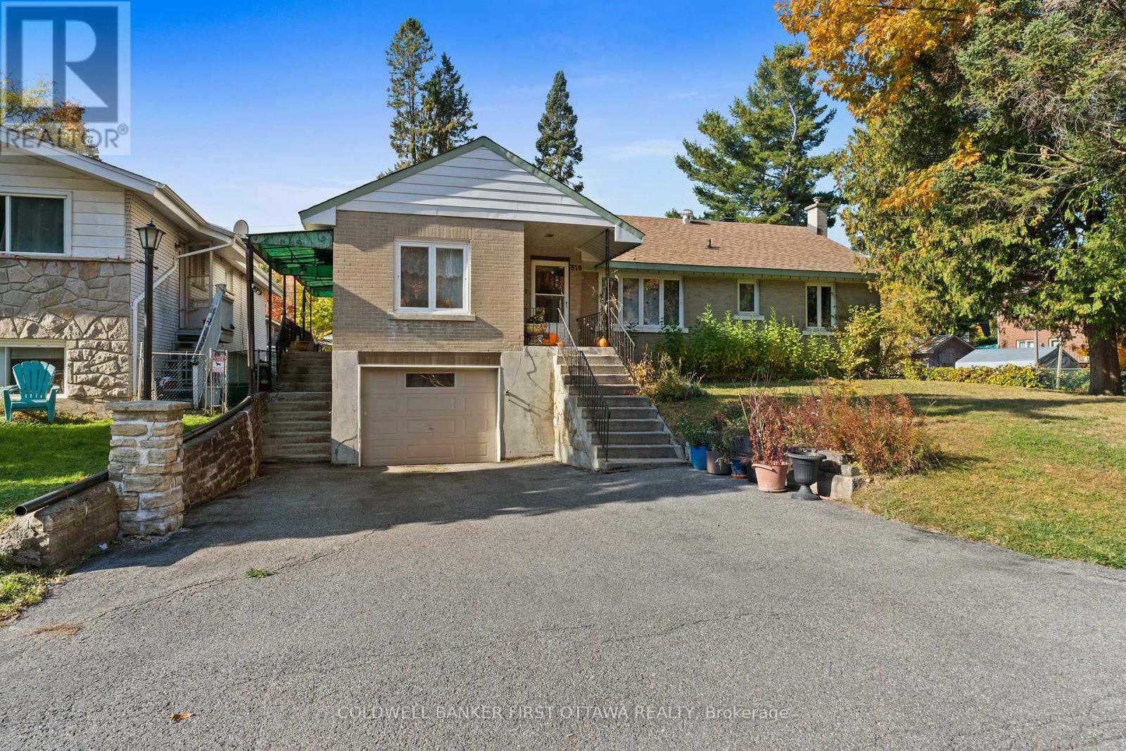 Property Photo: 878 Ivanhoe Avenue ON K2B 5S5