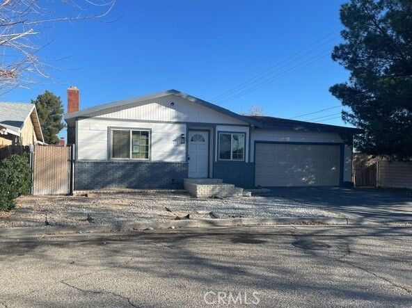 Property Photo: 1853 Horizon Lane CA 93535