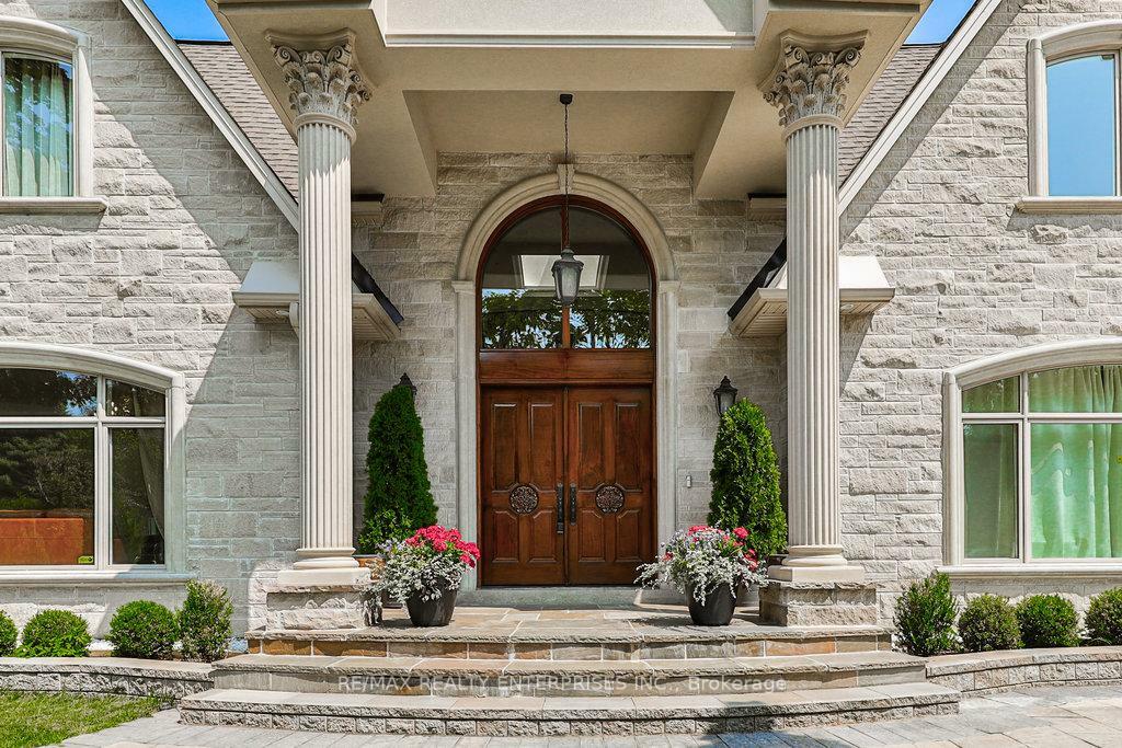 Property Photo: 1511 Broadmoor Avenue ON L5G 3T7
