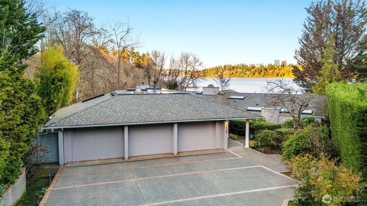 Property Photo:  8428 N Mercer Way  WA 98040 