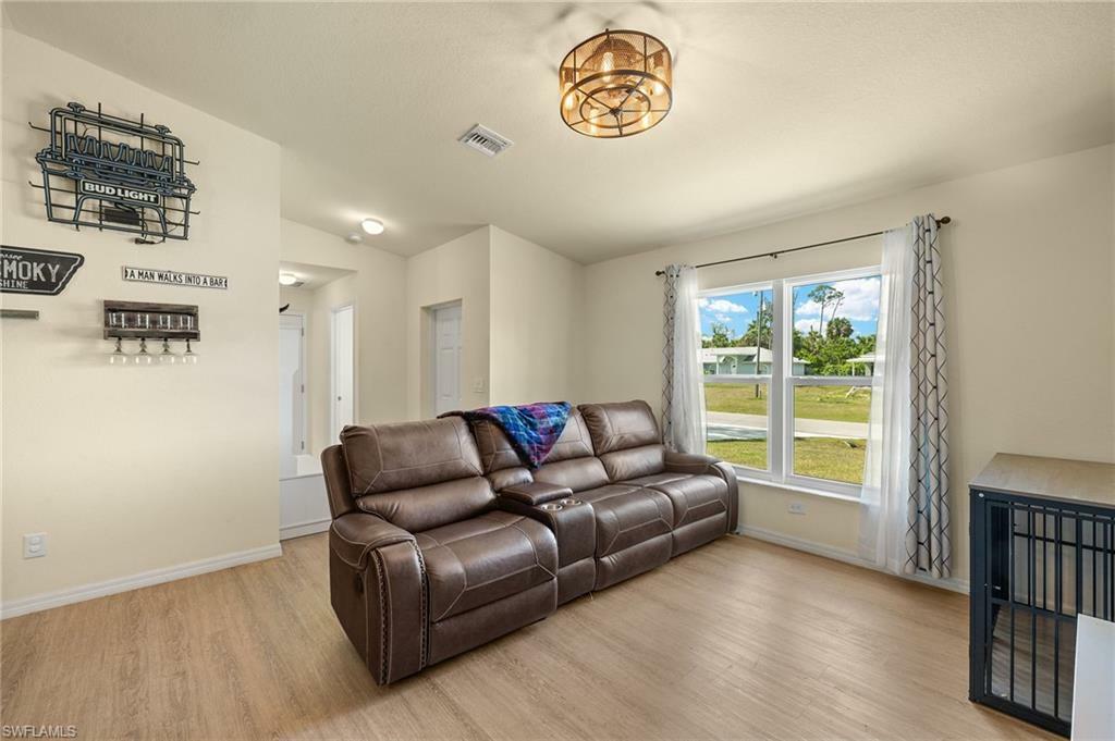 Property Photo: 3016 S Beechwood Cir FL 33935