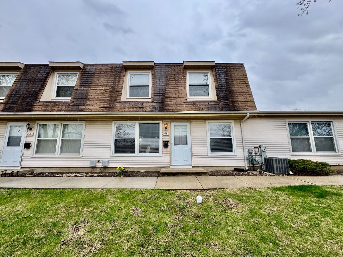 Property Photo: 1681 Queensbury Circle IL 60169