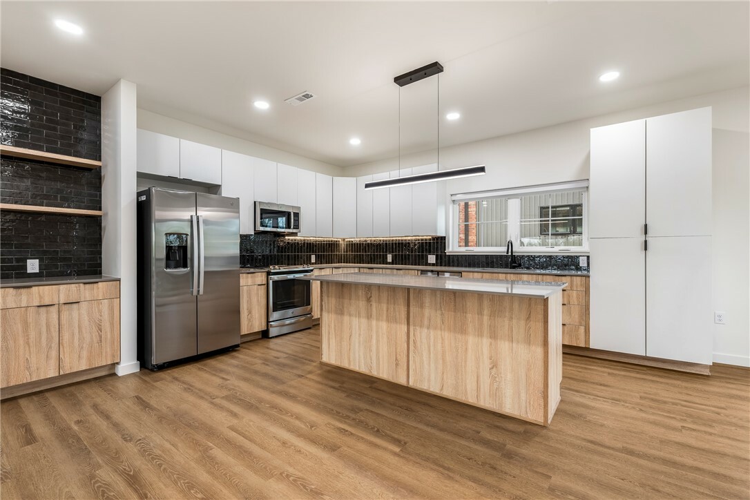 Property Photo: 929 SE 10th Street AR 72712