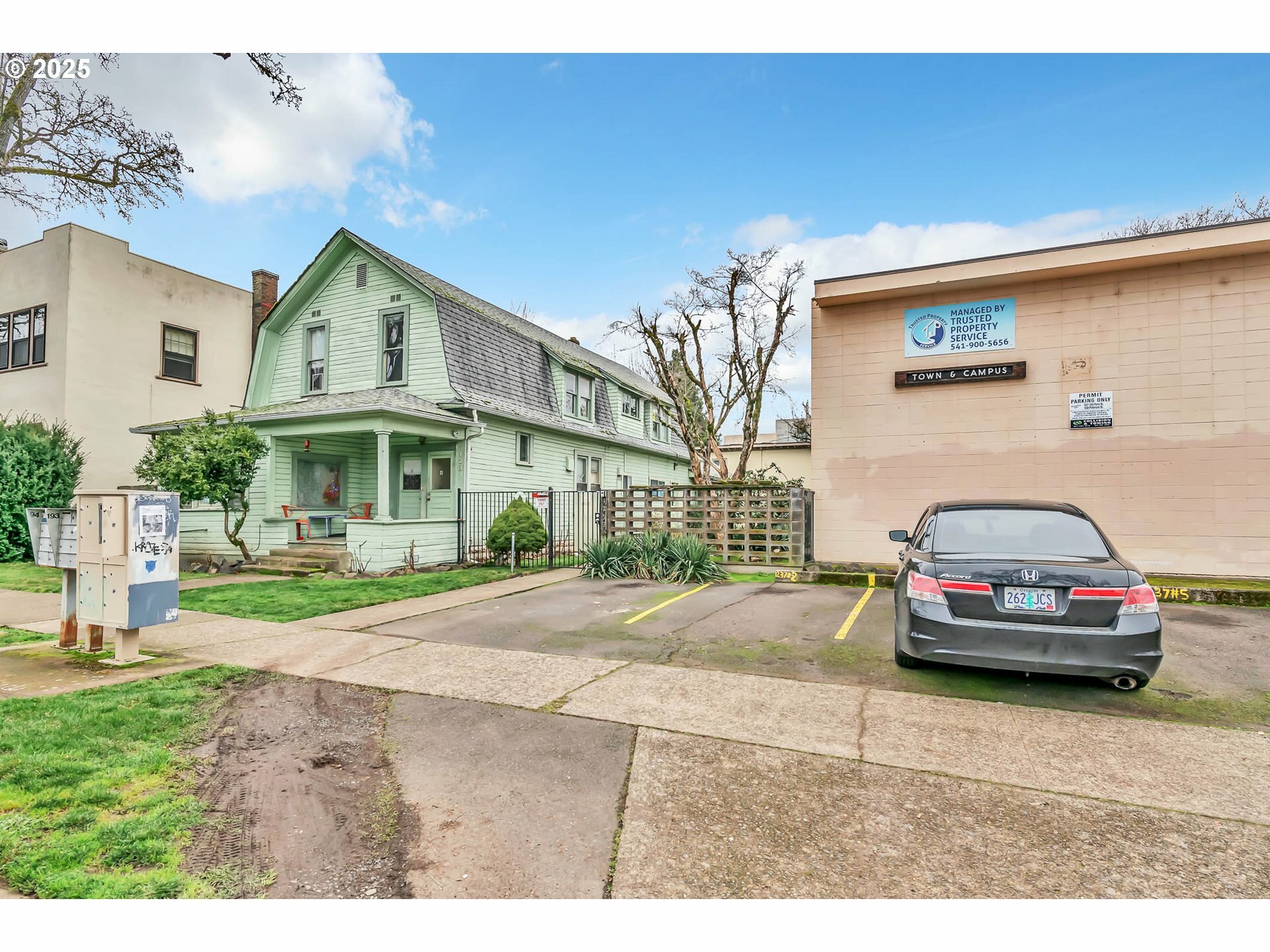 Property Photo: 1237 Ferry St OR 97401