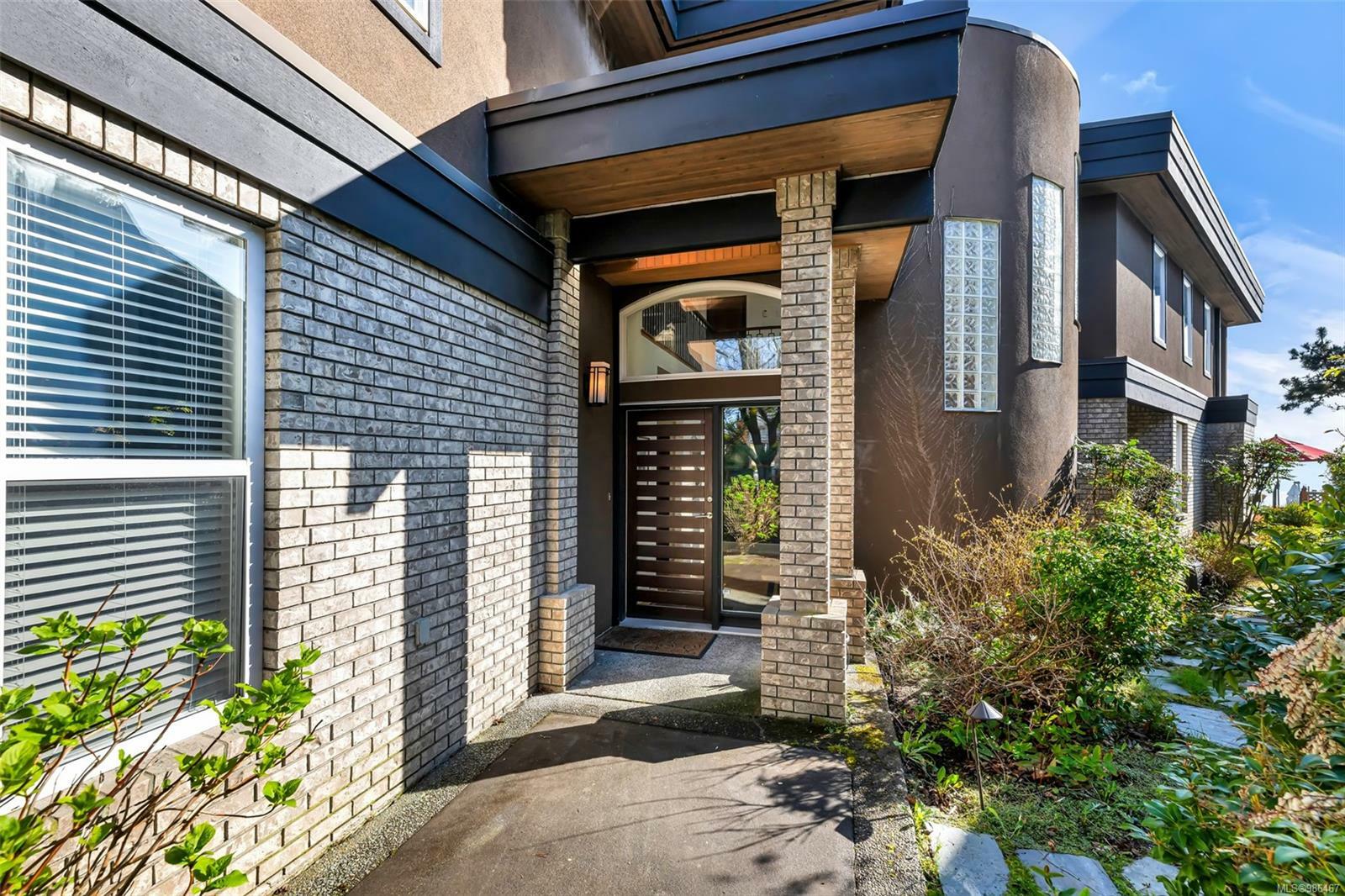 Property Photo: 1611 Hollywood Cres BC V8S 1H8