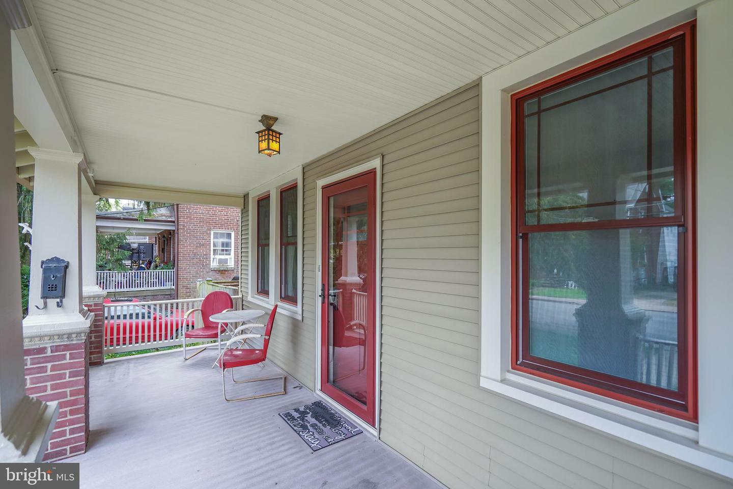 Property Photo: 824 S Barton Street VA 22204