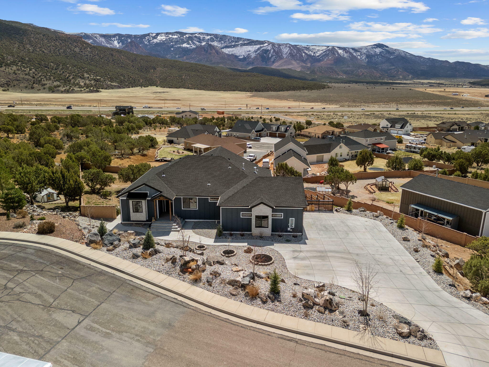 Property Photo: 2753 W Eagle Ridge Loop S UT 84720