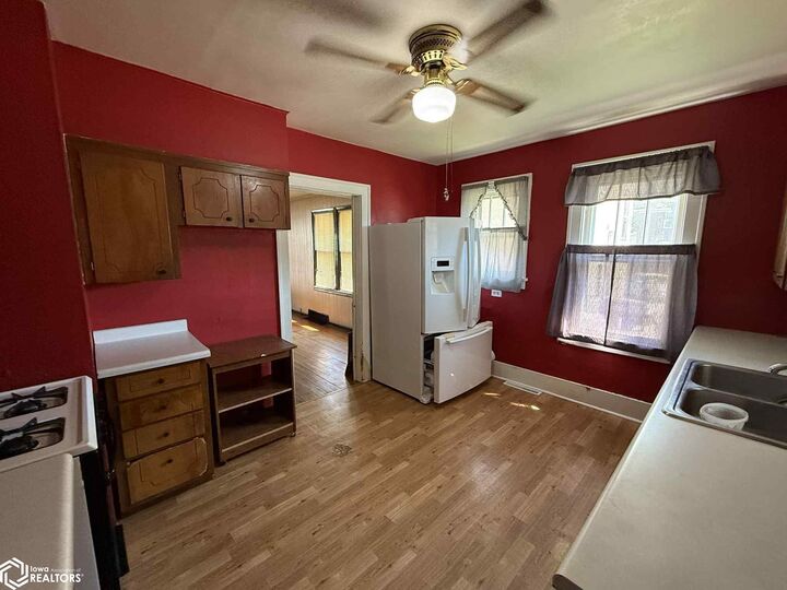 Property Photo:  1821 Summer Street  IA 52601