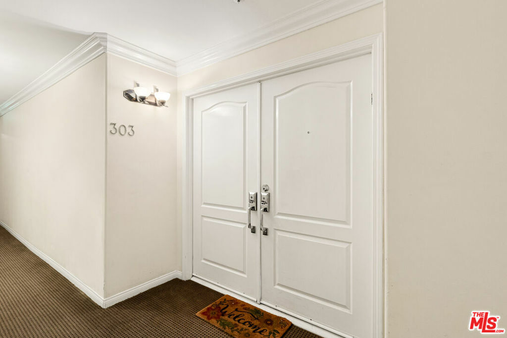 Property Photo:  5224 Zelzah Avenue 303  CA 91316 
