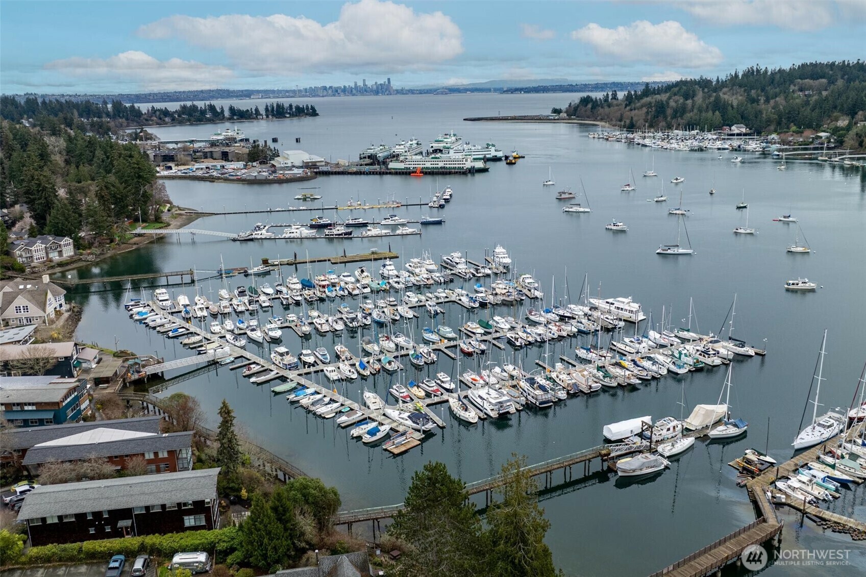Property Photo: 141 Parfitt Way SW M-42 WA 98110