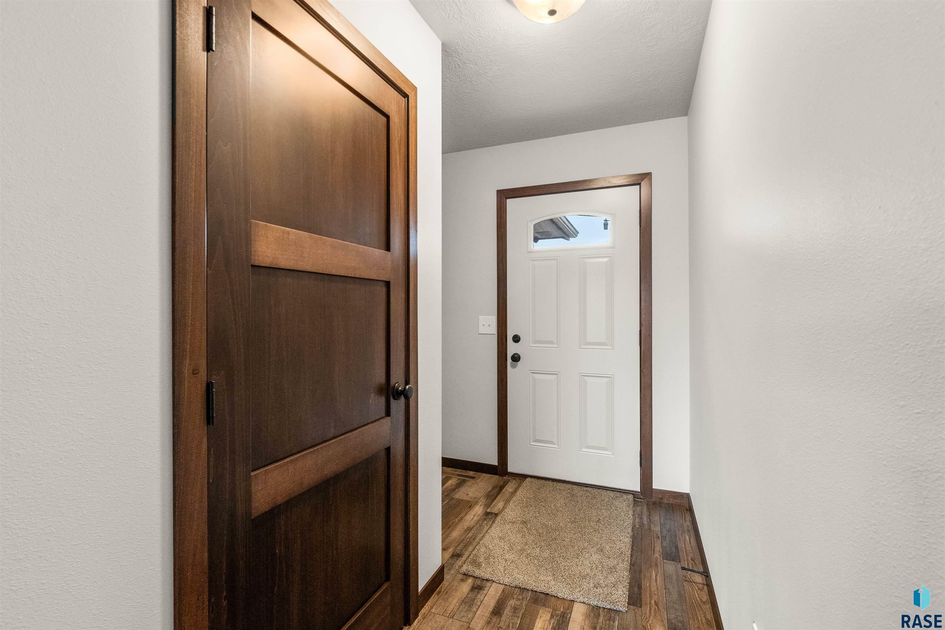 Property Photo: 4215 N Knob Hill Ct SD 57107
