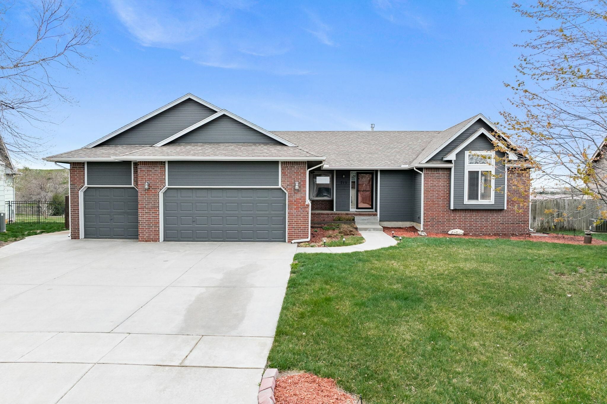 Property Photo:  715 E Rolling View Dr  KS 67147-7305 
