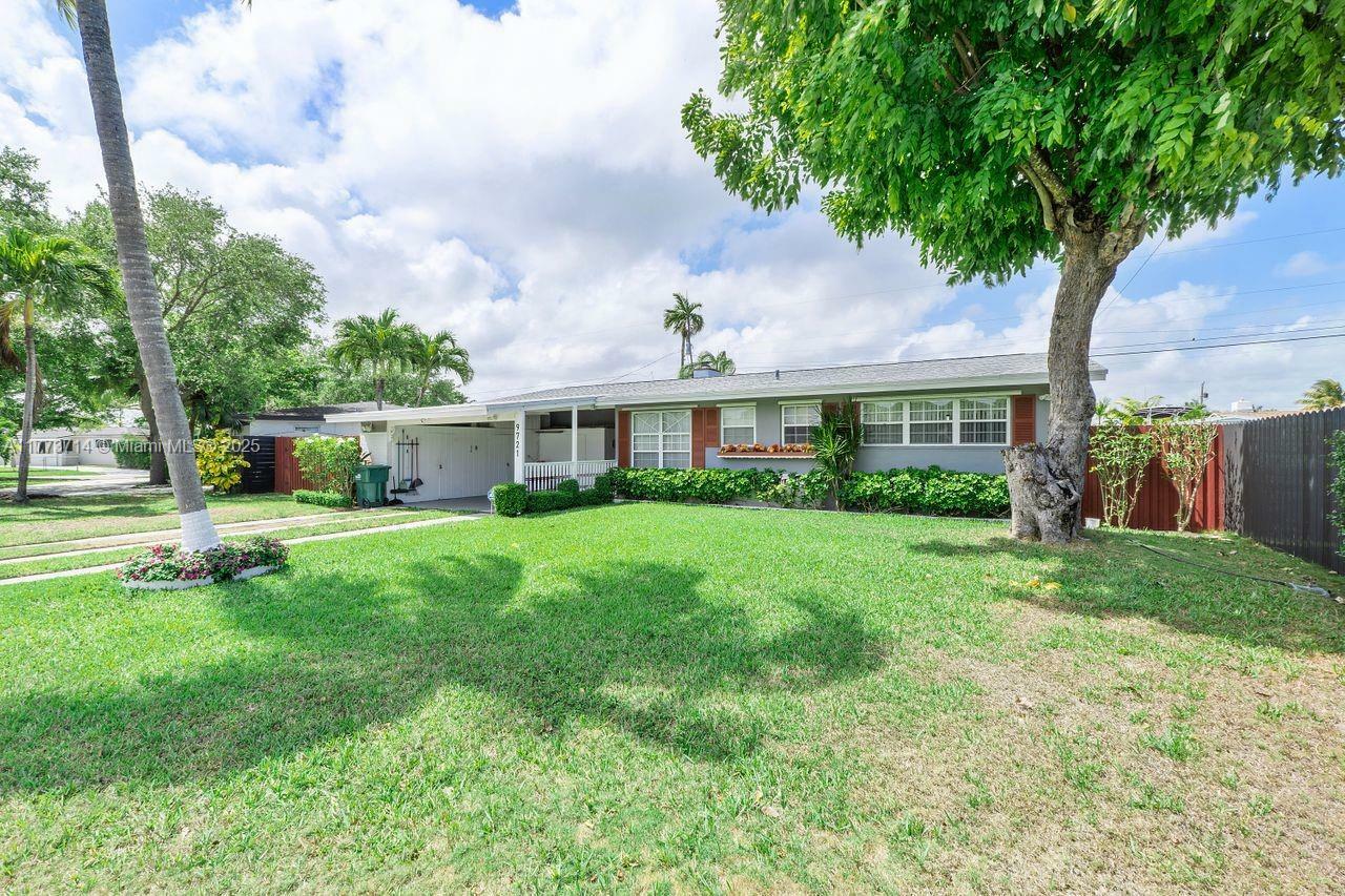 Property Photo: 9721 Jamaica Dr FL 33189