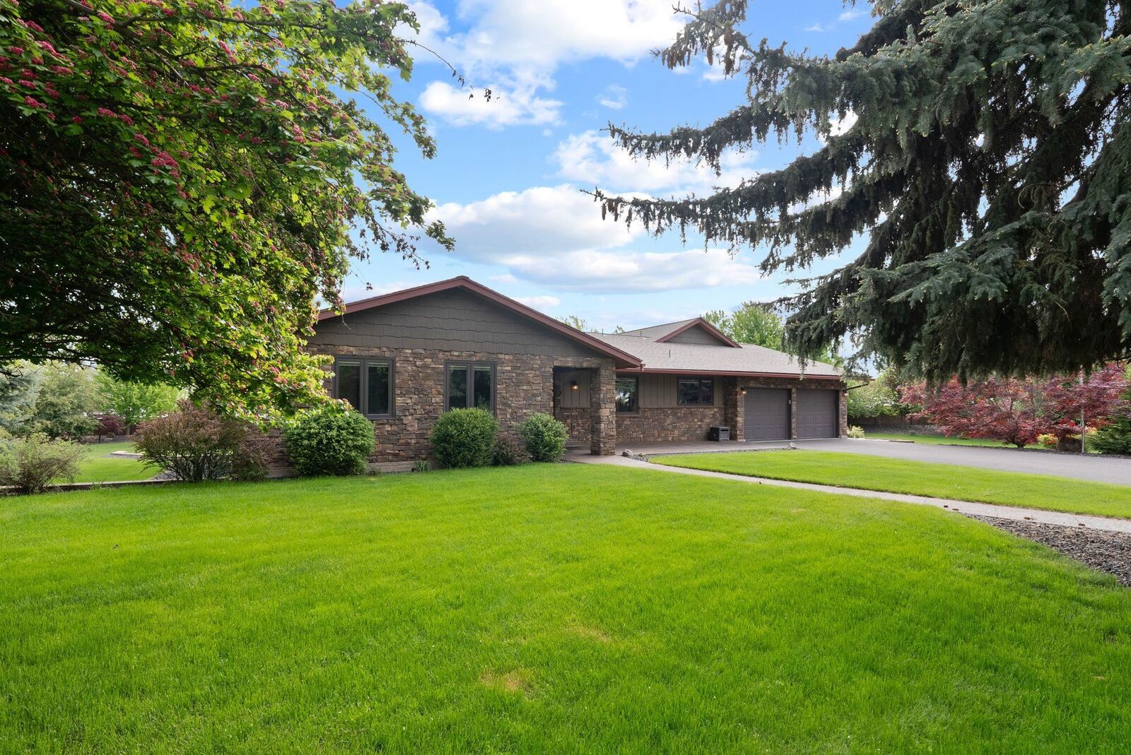 Property Photo:  3010 W Hawthorne Rd  WA 99208 