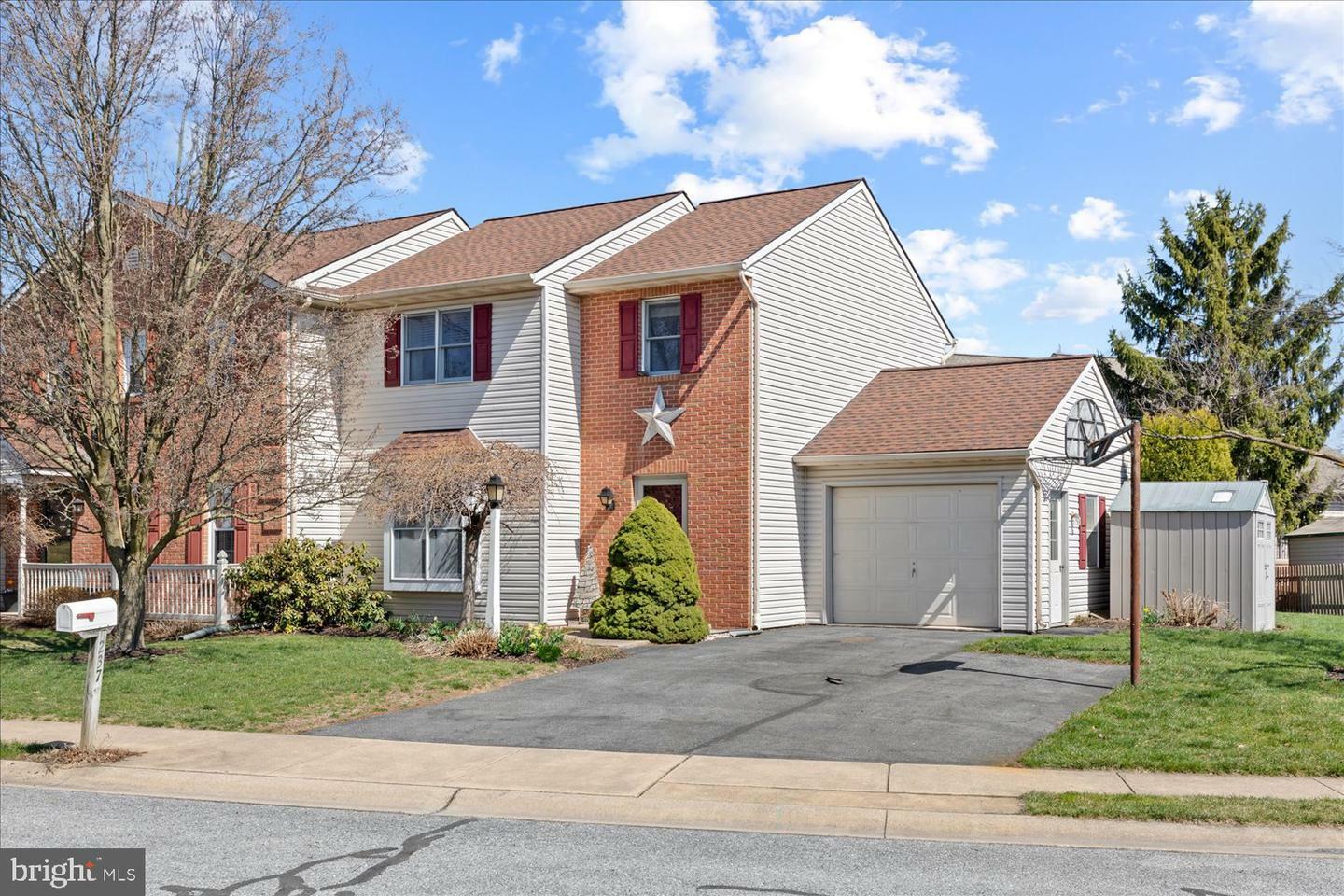 Property Photo: 237 Zwecker Circle PA 17557