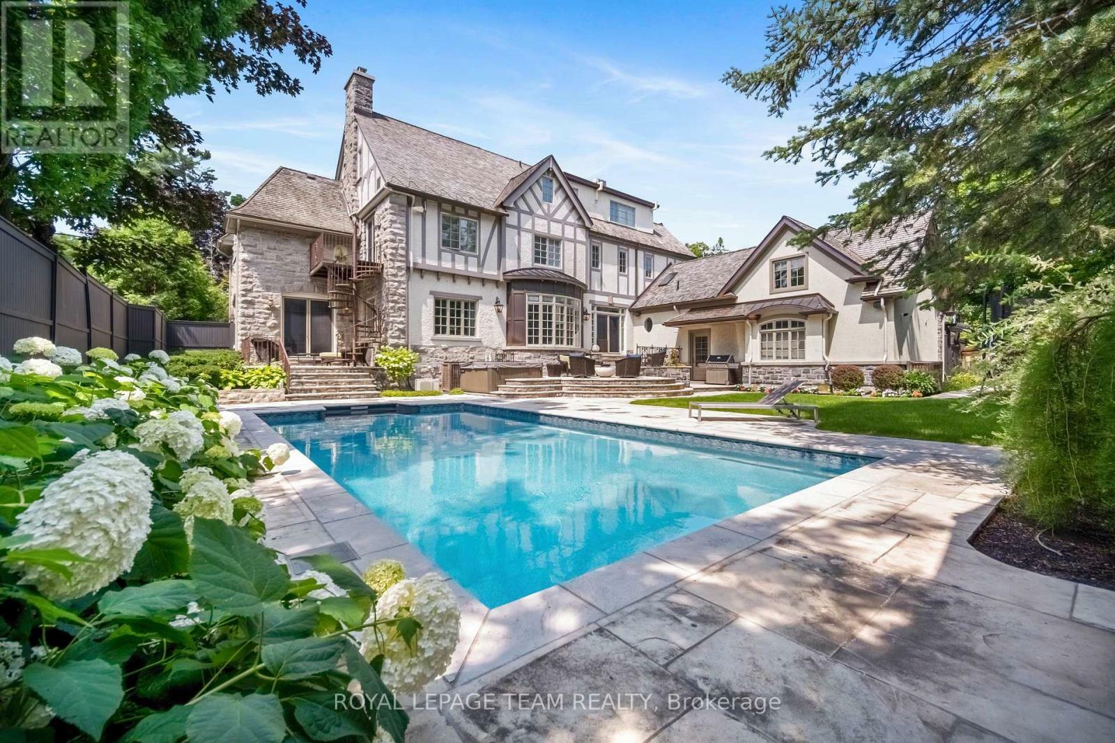 Property Photo: 480 Manor Avenue ON K1M 0H9
