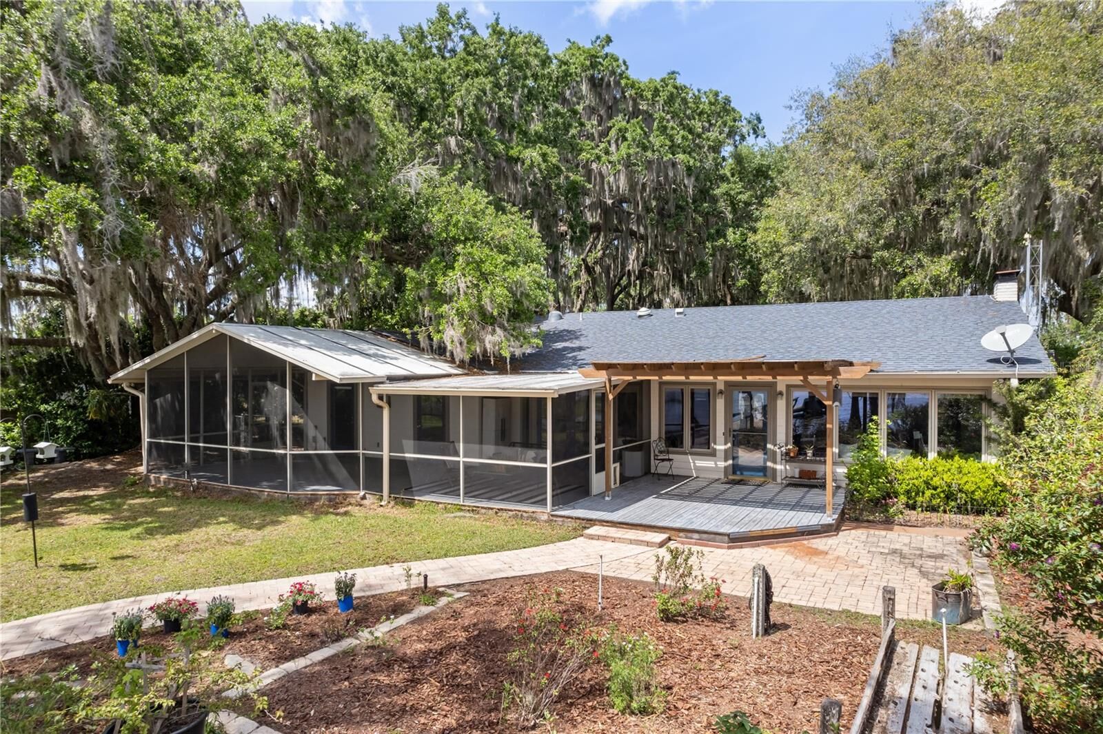 Property Photo:  2504 SE 30th Street  FL 32666 