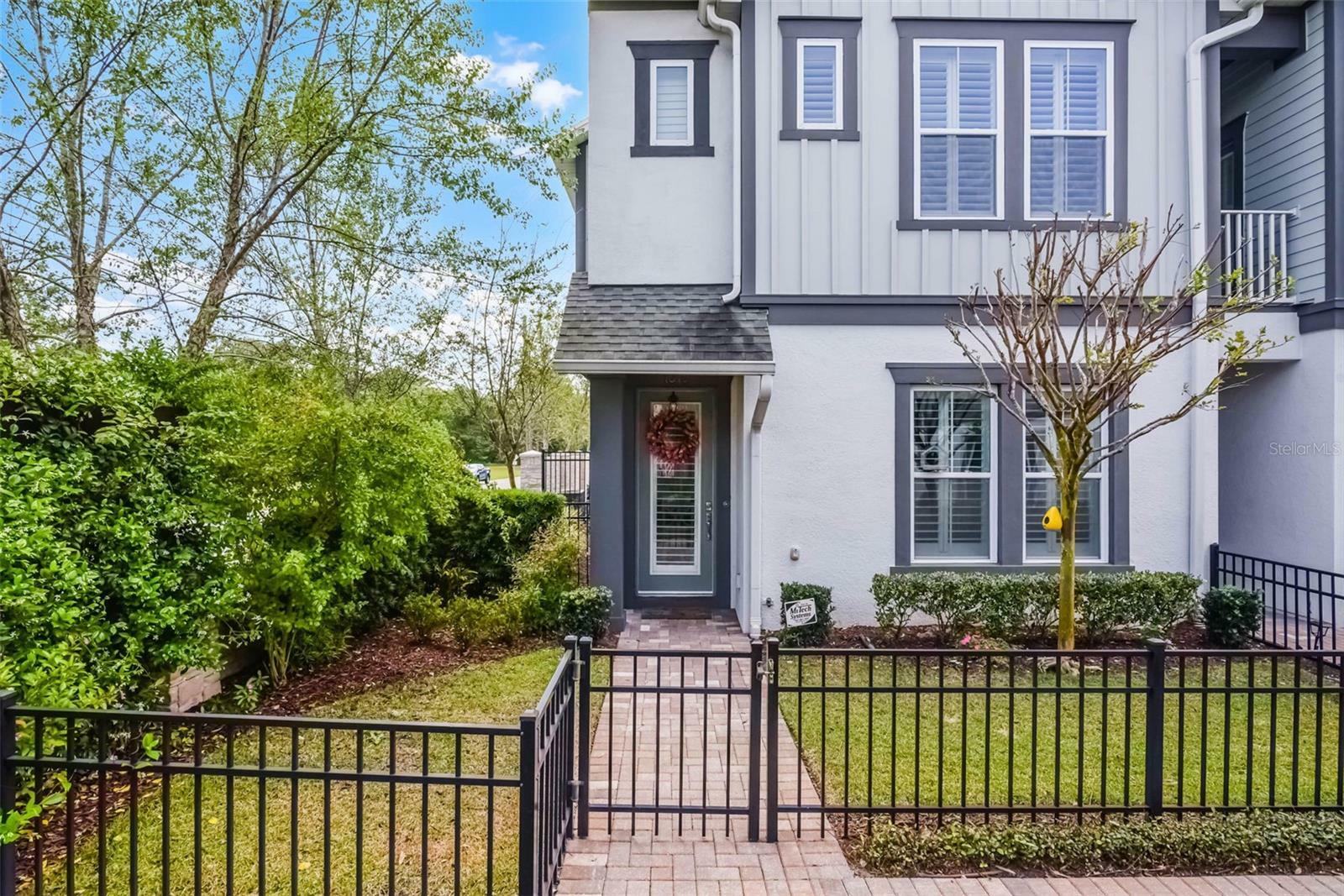 Property Photo: 1010 Lychee Court FL 32746