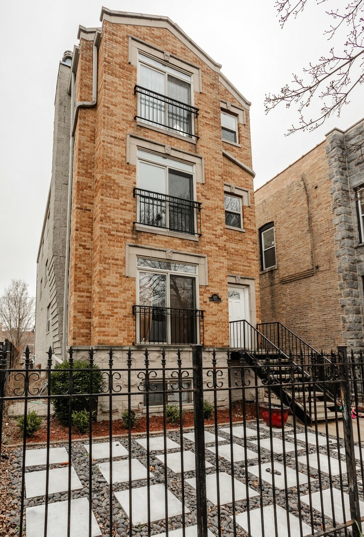 Property Photo: 2921 W Washington Boulevard 2 IL 60612