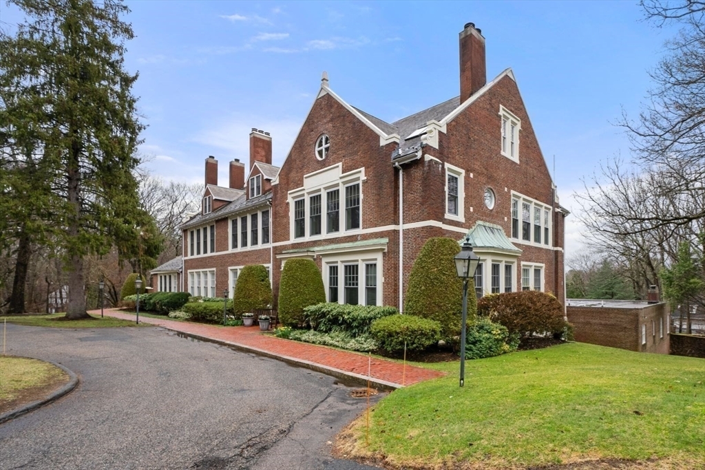 Property Photo:  63 Garden Rd C4  MA 02481 