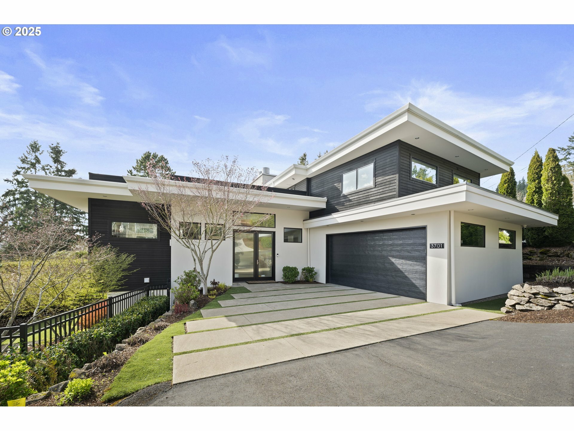 Property Photo: 3701 SW 38th Ave OR 97221