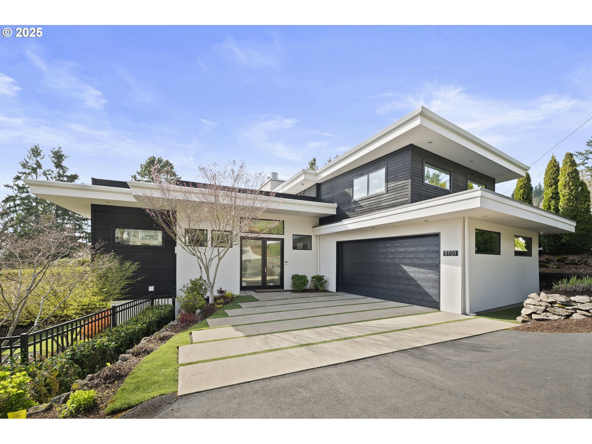 Property Photo: 3701 SW 38th Ave OR 97221