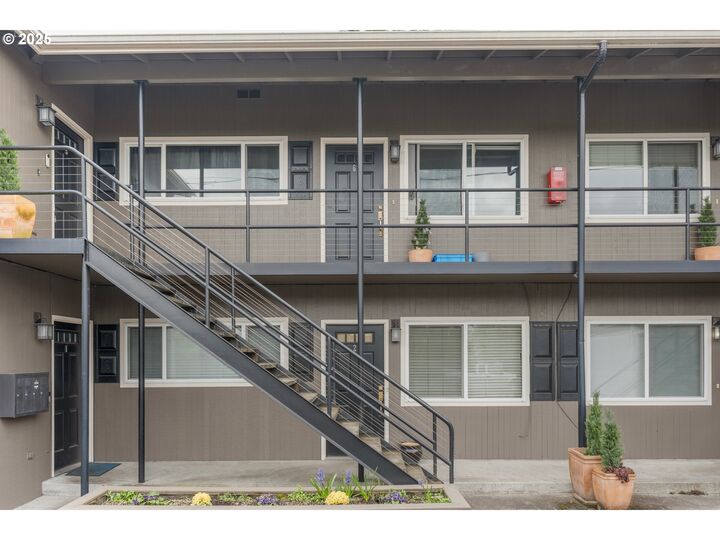 Property Photo: 5931 SE Milwaukie Ave #6 OR 97202