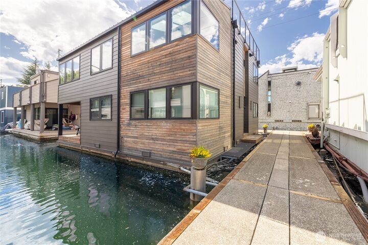 Property Photo:  2600  Fairview Avenue E 11  WA 98102 