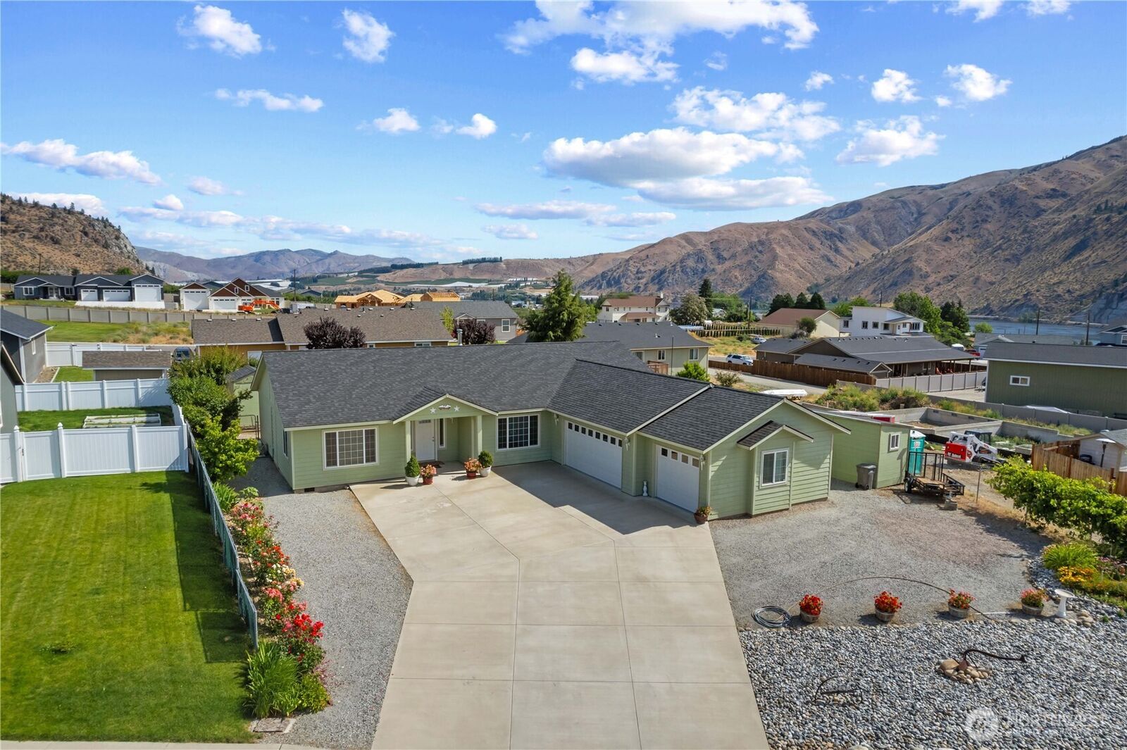 Property Photo:  1010  Crest Loop  WA 98822 
