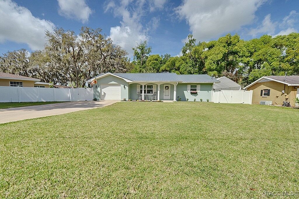 Property Photo: 1104 Lake Shore Drive FL 34450