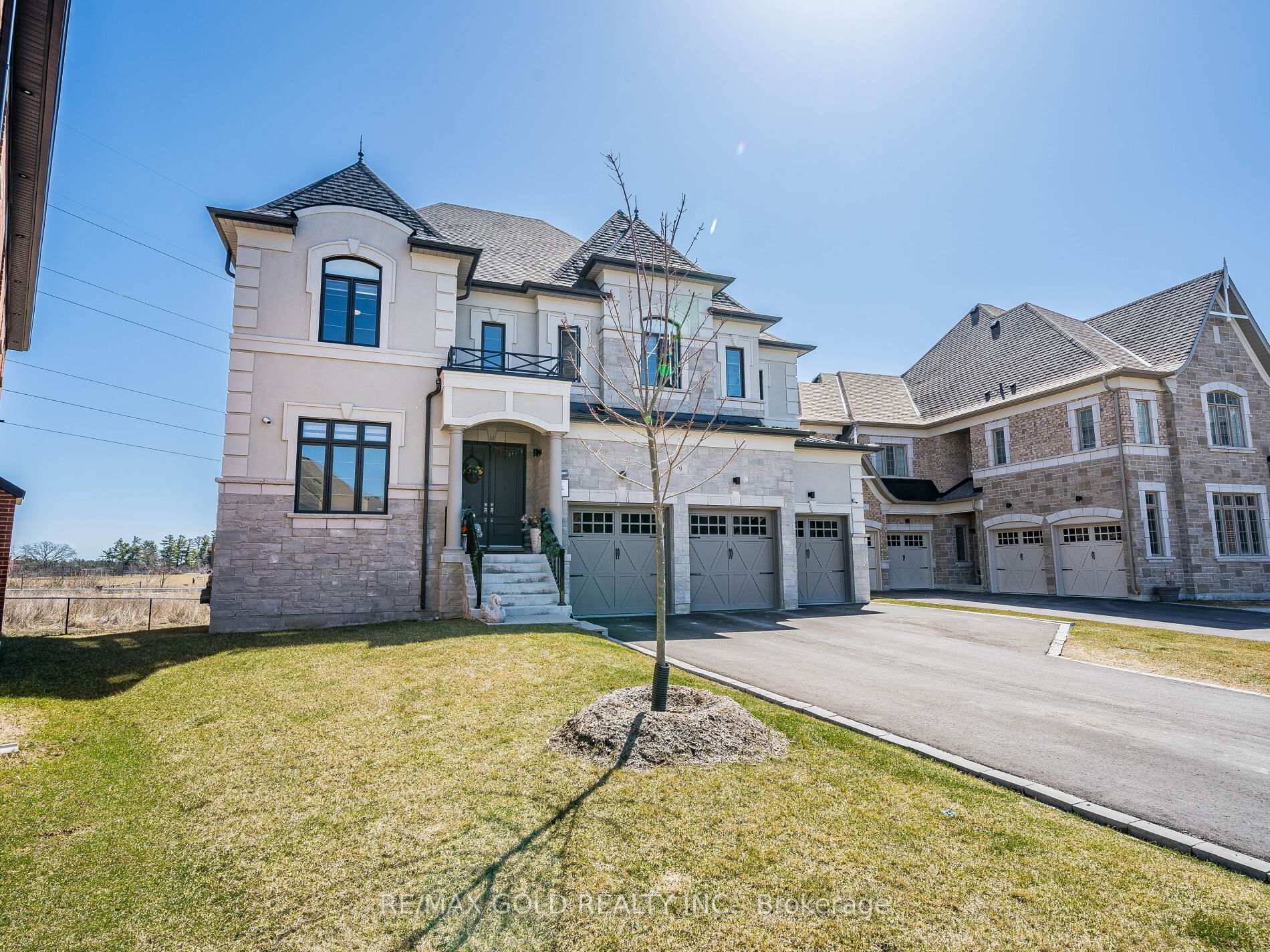 Property Photo: 9 Mountain Vista Court ON L4H 4W6