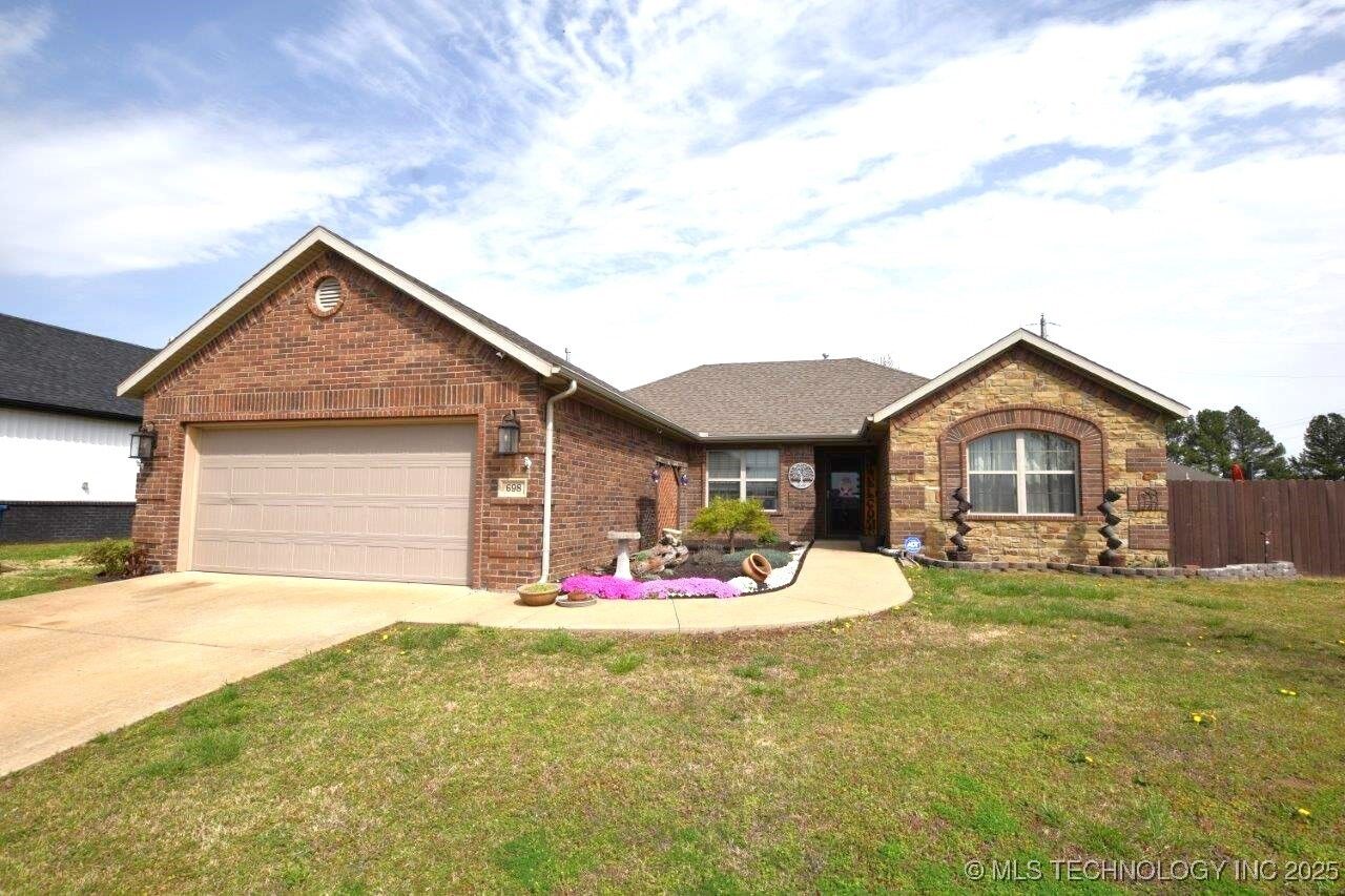 Property Photo:  698 White Oak Street  AR 72734 