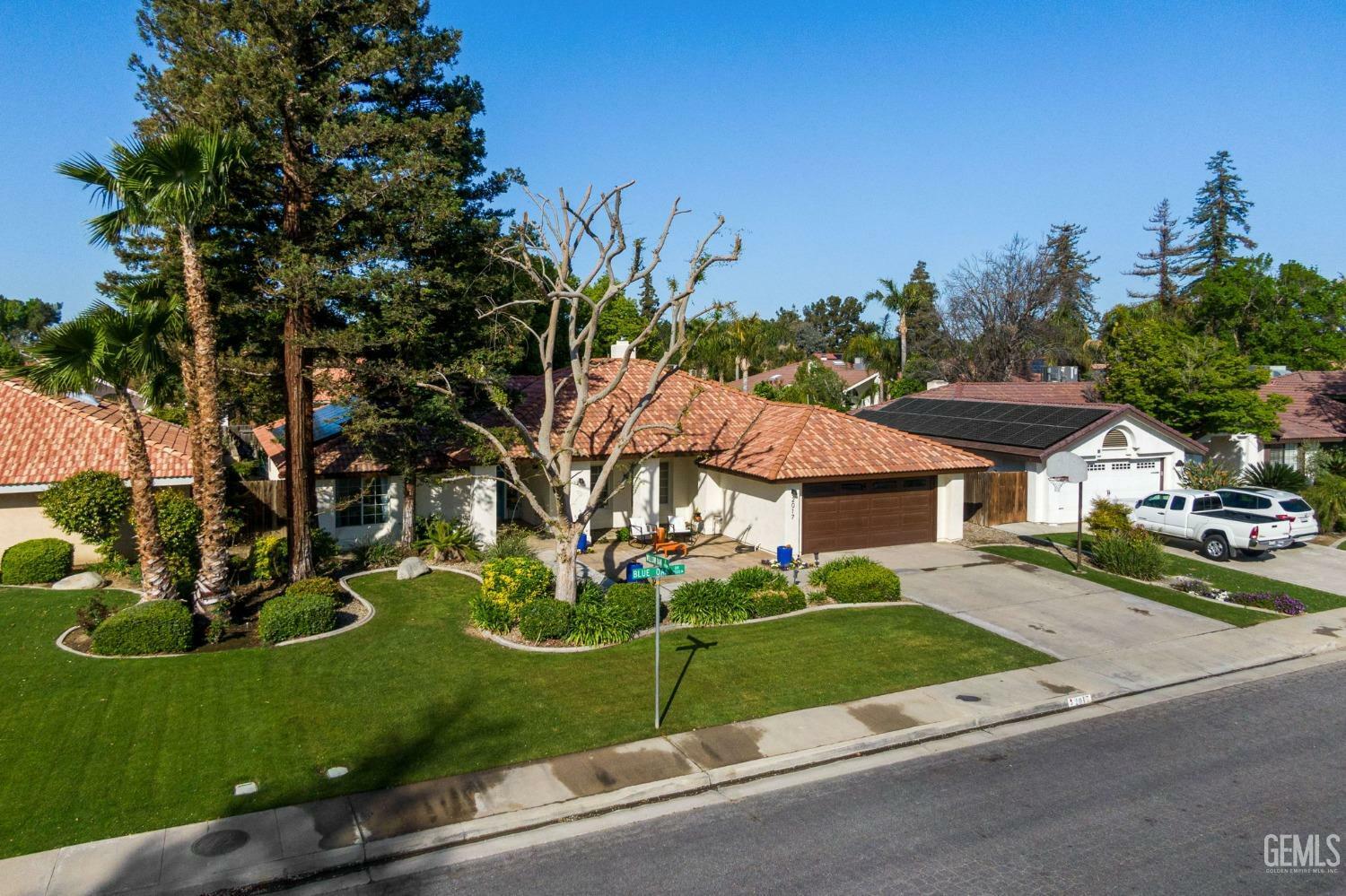 Property Photo: 2017 Blue Oak Drive CA 93311
