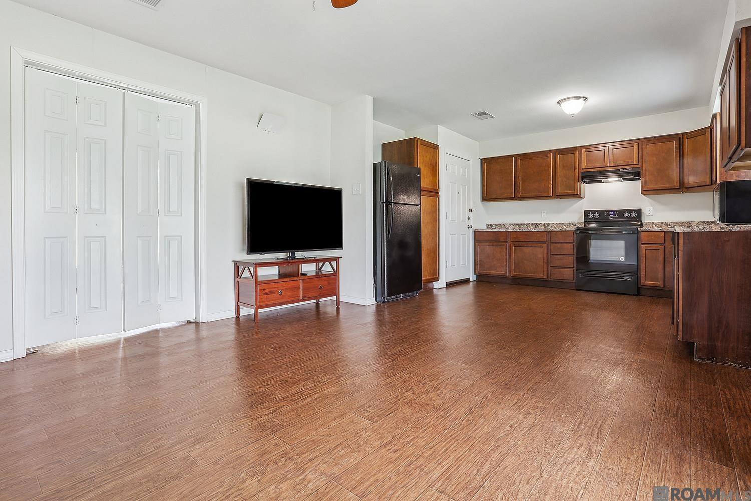 Property Photo: 6063 Glen Oaks Dr LA 70811