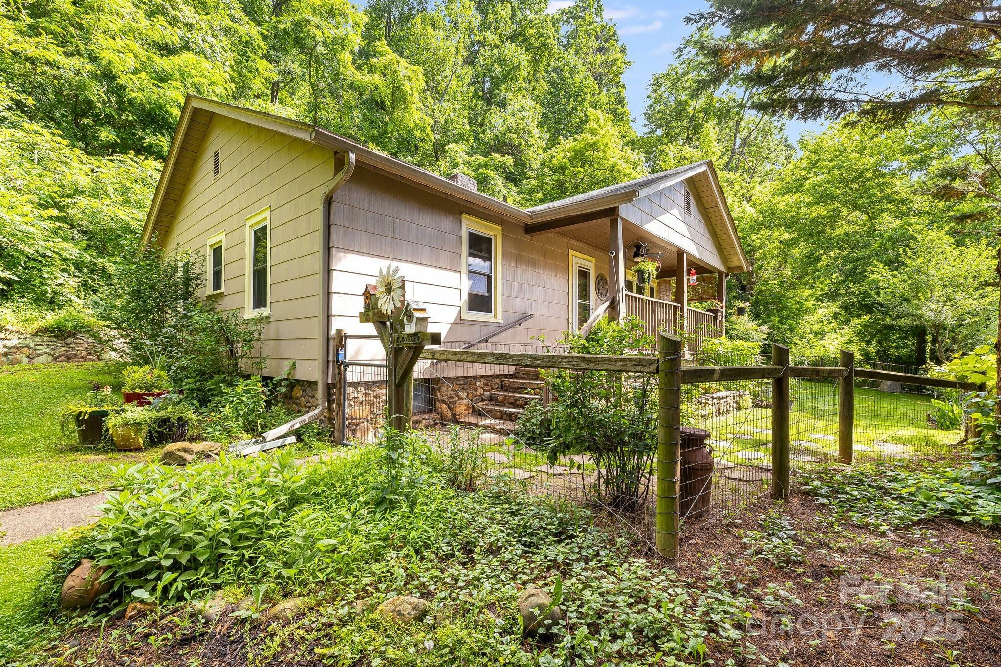 Property Photo: 1041 Groundhog Road NC 28716